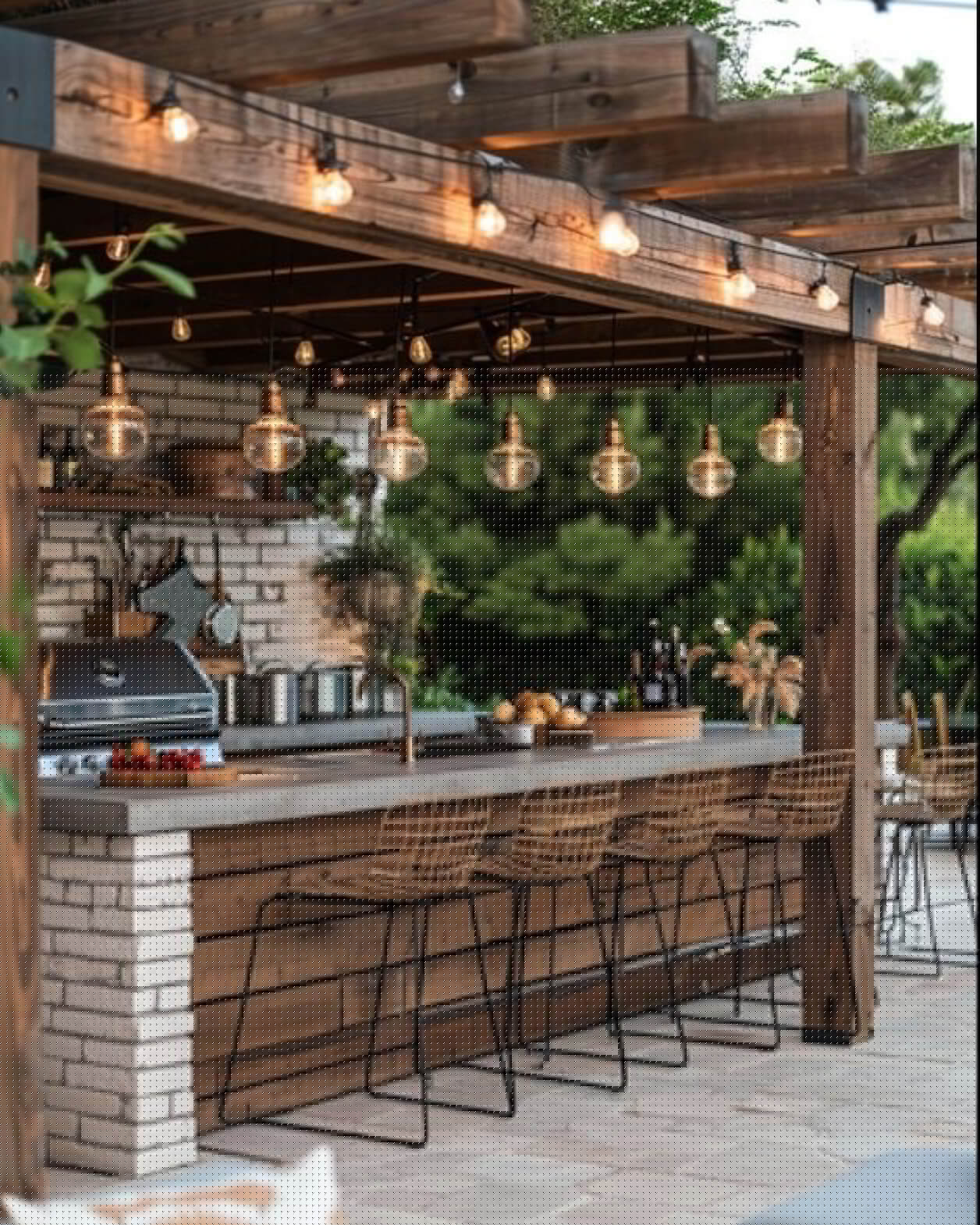Chic and functional outdoor kitchen design in Edmonton, tailored for stylish outdoor dining experiences.